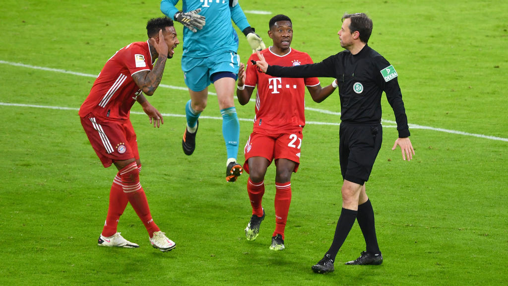 Jérôme Boateng hadert mit Schiedsrichterentscheidung