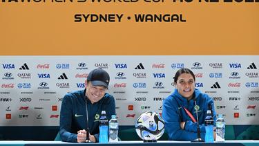 Australien-Coach Tony Gustavsson (l.) bezeichnet den Ausfall seiner Kapitänin Sam Kerr (r.) als "verheerend"