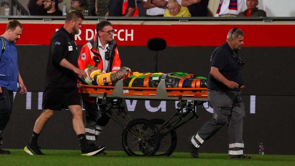 Kevin Müller musste behandelt werden Kevin Müller musste behandelt werden
