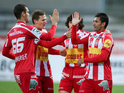 Abklatschen mit dem zweifachen Torschützen Ronivaldo (rechts) - der KSV 1919 feiert gegen die Vienna einen souveränen 3:0-Heimsieg.