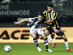 Joey Pelupessy van Heracles Almelo, ontdoet zich van Vitesse-aanvaller Dominic Solanke, die nog wel een poging onderneemt om hem vast te houden. (13-12-2015)