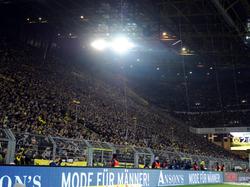 De Gelbe Wand is stil. Een supporter van Dortmund is in het stadion overleden aan een hartaanval. (13-03-2016)