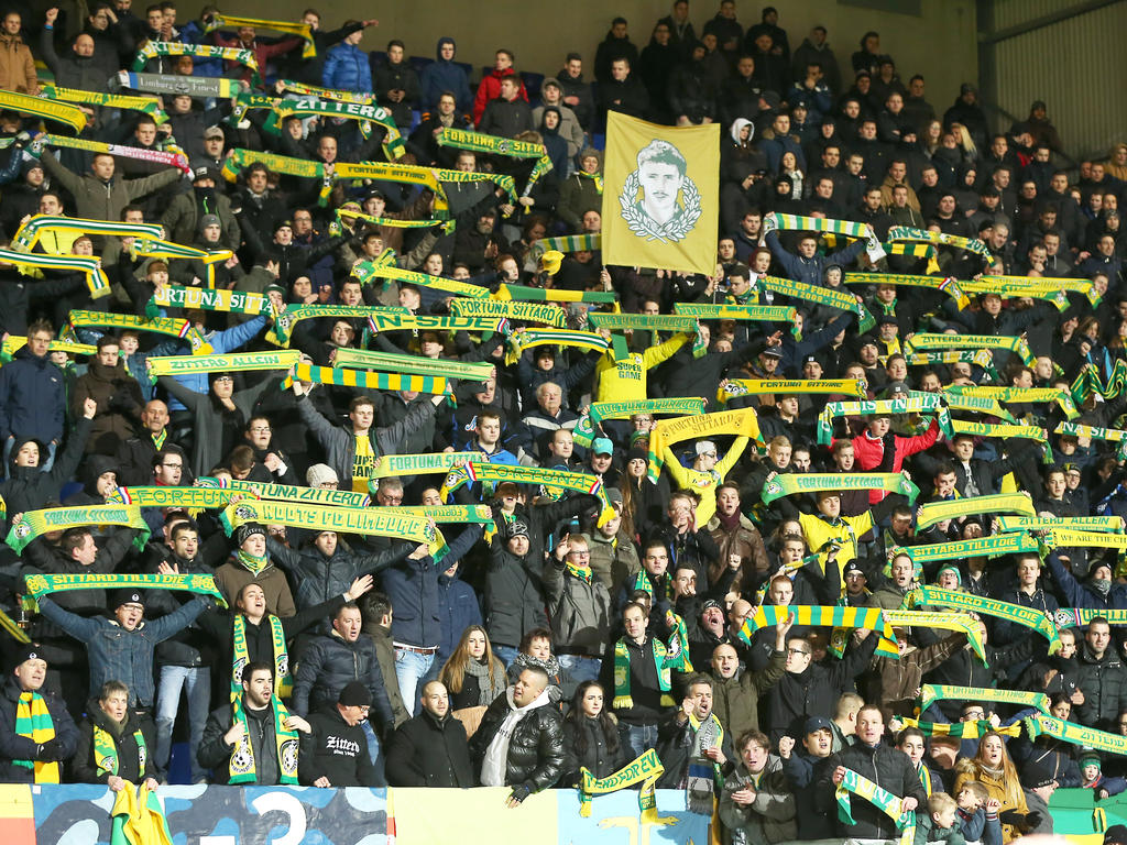 De supporters van Fortuna Sittard laten tijdens het duel met FC Oss massaal zien dat ze achter hun club staan. (26-02-2016)