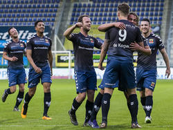 De nummer negen van Go Ahead Eagles, Leon de Kogel, schiet zijn ploeg in de eerste helft op 0-1 voorsprong op bezoek bij Fortuna Sittard. (22-04-2016)