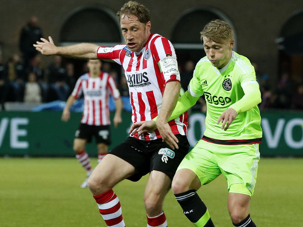 Viktor Fischer (r.) en Michel Breuer zijn in een duel verwikkeld tijdens de kampioenswedstrijd van Sparta Rotterdam tegen Jong Ajax. (11-04-2016)