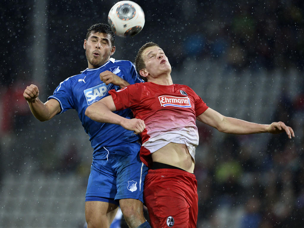 Matthias Ginter (r.) vom SC Freiburg im Luftduell mit Hoffenheims Kevin Volland Matthias Ginter (r.) vom SC Freiburg im Luftduell mit Hoffenheims Kevin Volland