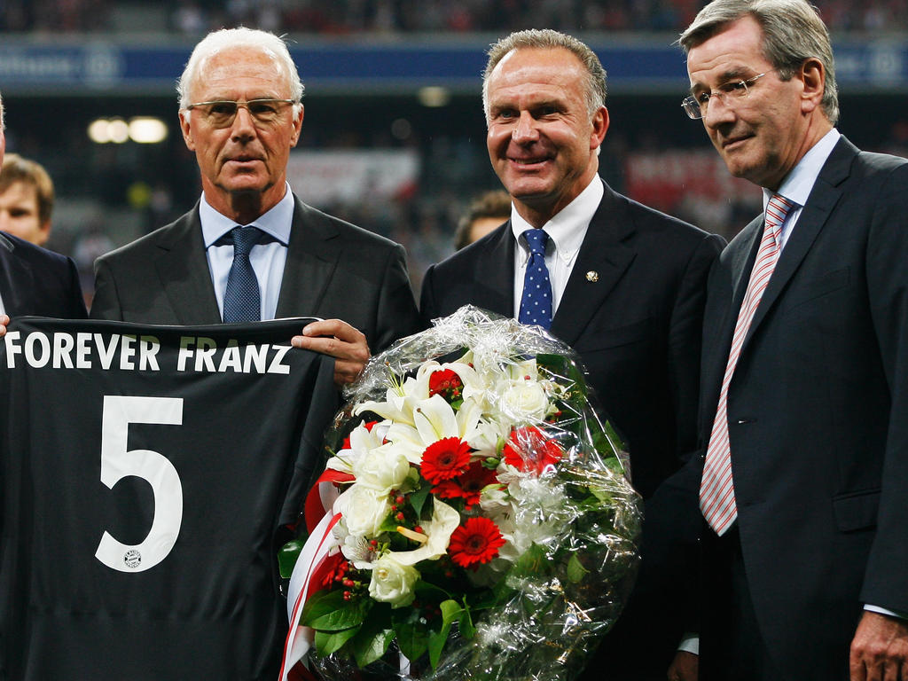 Franz Beckenbauer (l.) und Karl Hopfner (r.) bei einer Verleihung
