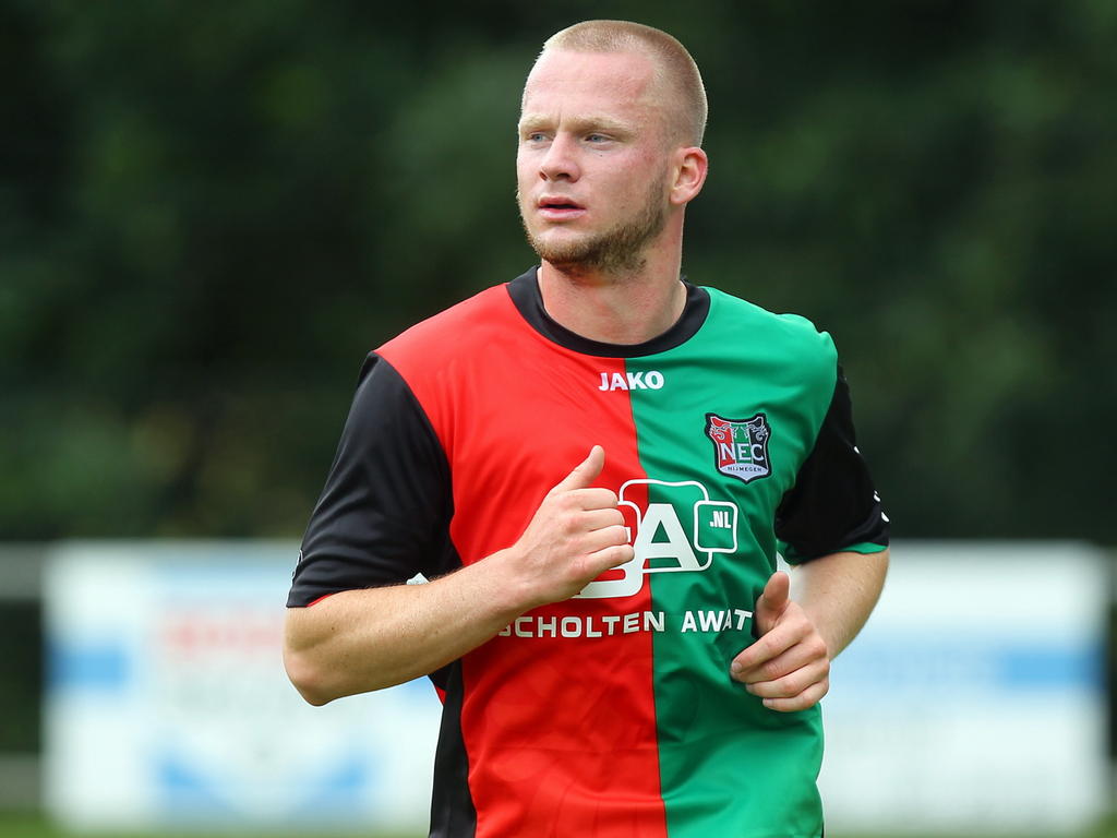 Melvin Platje actief op een training van NEC Nijmegen. (23-6-2013)