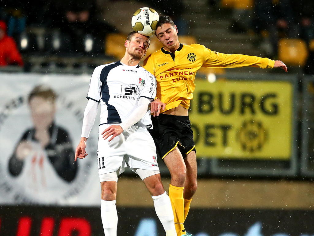 Christian Santos (l.) en Hicham Faik (r.) vechten een kopduel uit tijdens Roda JC Kerkrade - NEC Nijmegen. (12-12-2014)