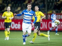 Zwollenaar Maikel van der Werff passt de bal naar voren tijdens het bekerduel VVV-Venlo - PEC Zwolle. (16-12-2014)