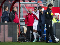 Anouar Kali wordt van het veld geholpen nadat hij geblesseerd uitvalt tijdens FC Utrecht - PSV. Na onderzoekt blijkt de middenvelder met een gescheurde hamstring te kampen. (26-10-2014)