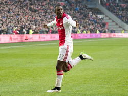 Via Riechedly Bazoer, die hier juichend het publiek opzoekt, komt Ajax snel weer terug van een 0-1 achterstand tegen FC Twente. (15-02-2015)