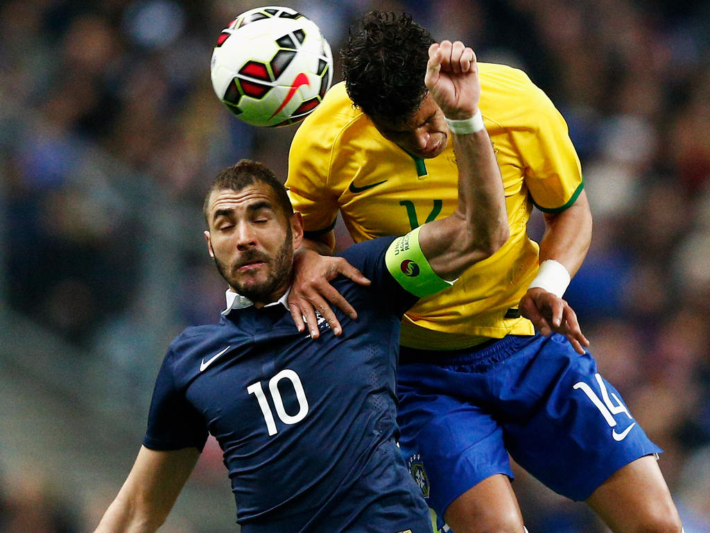 Benzema (izq.) no gana su duelo por arriba con Thiago Silva. (Foto: Getty)