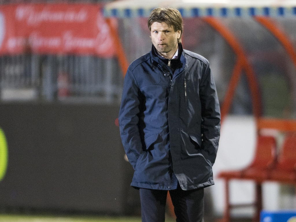 De Graafschap coach Jan Vreman kijkt ontspannend toe hoe zijn ploeg voetbalt. (16-03-2015)