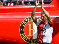 Dirk Kuyt stapt uit de helikopter tijdens de Open Dag van Feyenoord. Hij wordt met een oorverdovend applaus ontvangen. (19-07-2015)