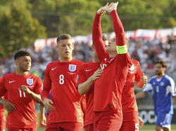 En su 106 partido con la selección inglesa, Rooney marcó de penalti. (Foto: Getty)