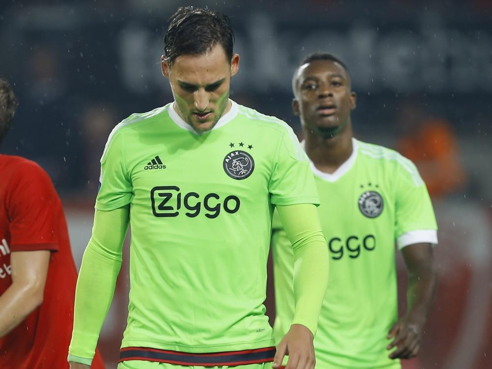 Nemanja Gudelj (l.) en Riechedly Bazoer druipen af na een gelijkspel tegen FC Twente. Ajax speelde matig in de eerste helft, maar kwam in de tweede helft alsnog terug tot 2-2. (12-09-2015)