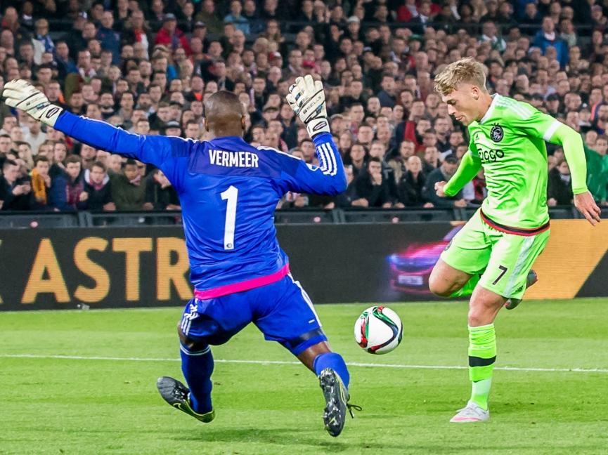 Viktor Fischer (r.) krijgt de eerste grote kans van de bekerwedstrijd. De Ajacied stuit echter op Feyenoord-doelman Kenneth Vermeer. (28-10-2015) Viktor Fischer (r.) krijgt de eerste grote kans van de bekerwedstrijd. De Ajacied stuit echter op Feyenoord-doelman Kenneth Vermeer. (28-10-2015)