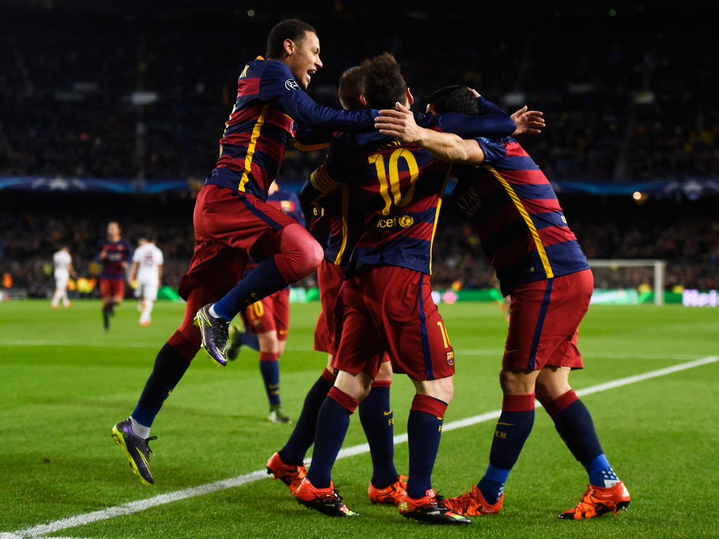Die Spieler des FC Barcelona feiern einen Treffer von Lionel Messi während der Champions-League-Partie gegen die AS Roma. (24.11.2015)