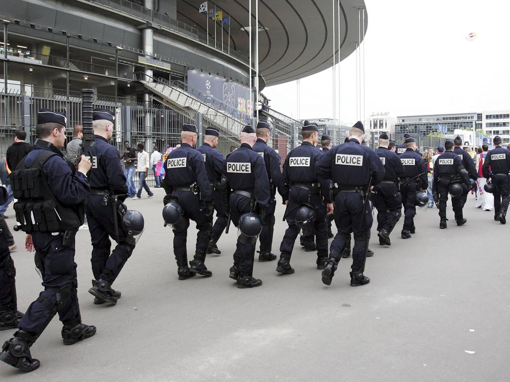 Polizisten vor dem Stade de France. Schon jetzt kein ungewohnter Anblick