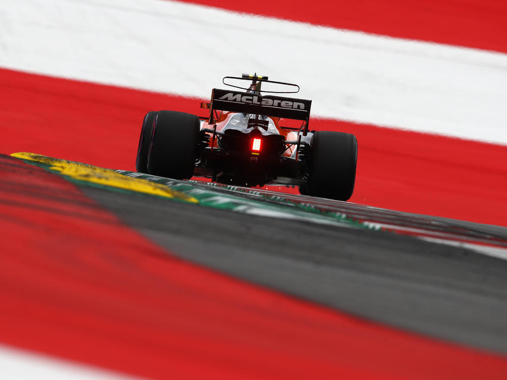 Zurücktreten, bitte: Stoffel Vandoorne muss ans Ende des Feldes Zurücktreten, bitte: Stoffel Vandoorne muss ans Ende des Feldes