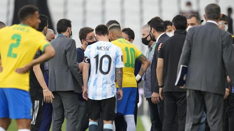 Das Quali-Spiel zwischen Brasilien und Argentinien wurde nach wenigen Minuten abgebrochen