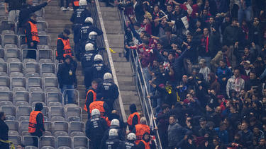 Die Polizei musste einschreiten, als Fans des BVB und des FC Sevilla aneinandergerieten