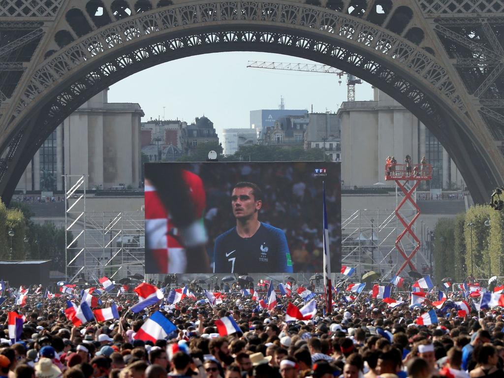 Fans verfolgen 2018 das WM-Spiel Frankreich gegen Kroatien am Eiffelturm