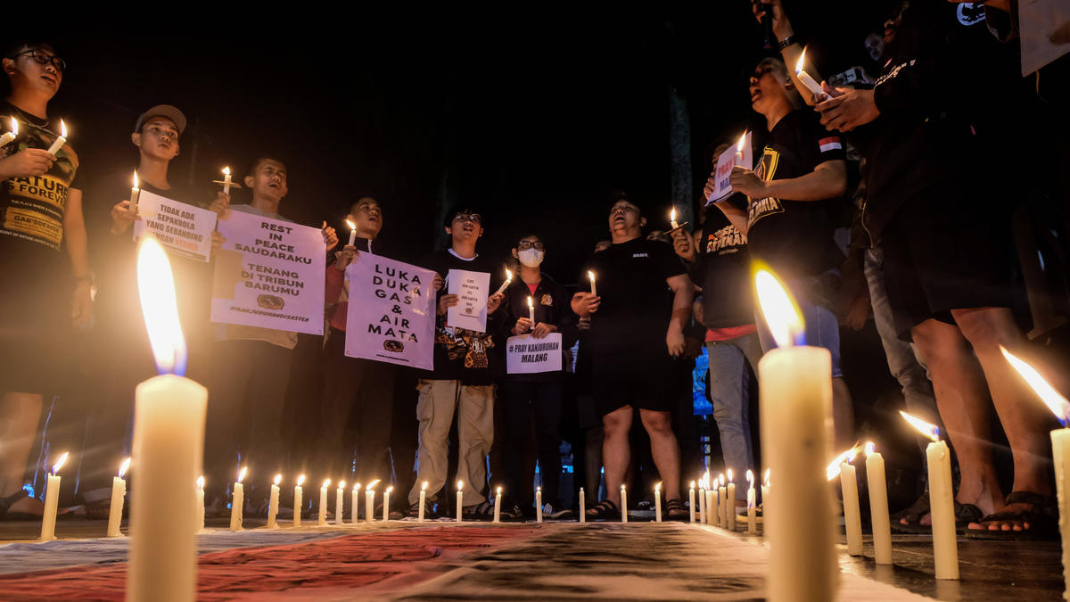 In Indonesien gedenken die Menschen den Opfern der Stadion-Katastrophe