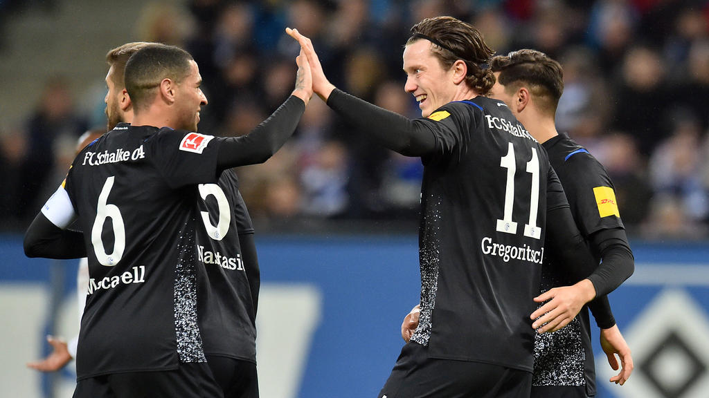 Schalke-Kapitän Omar Mascarell (l.) jubelt mit Neuzugang Michael Gregoritsch