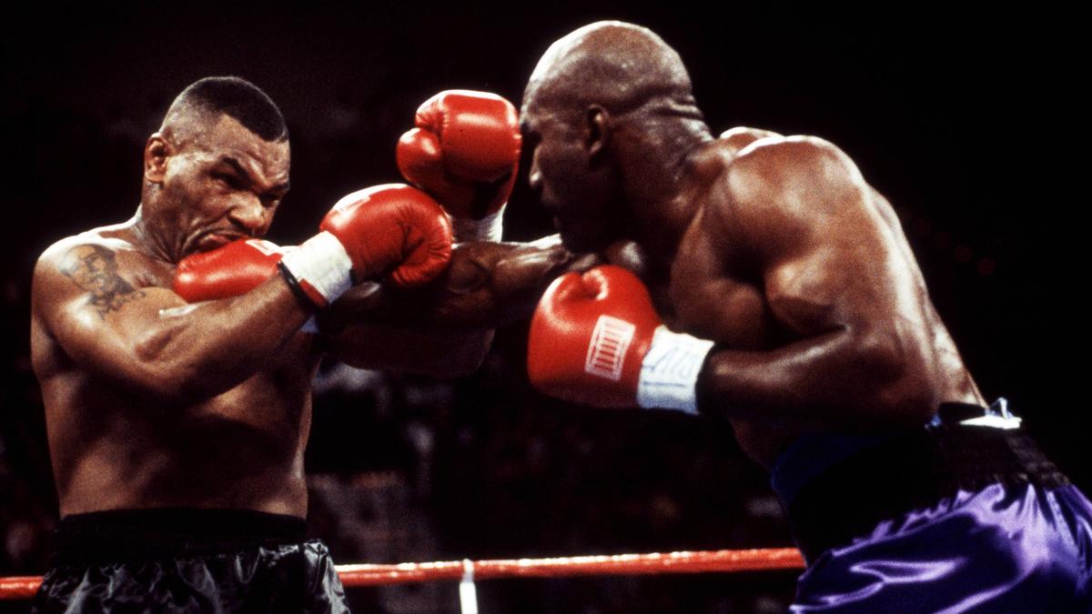 Plant ein Oldie-Comeback gegen Mike Tyson (l.): Evander Holyfield Plant ein Oldie-Comeback gegen Mike Tyson (l.): Evander Holyfield
