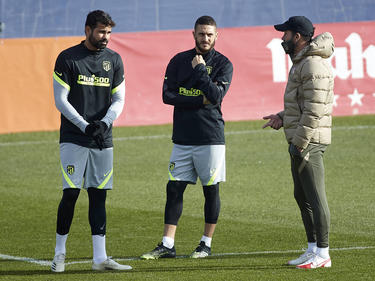 Costa, Koke y Simeone conversan en el último entrenamiento.