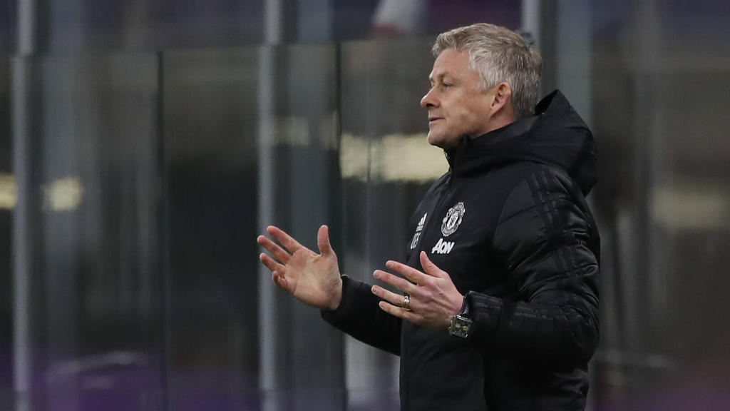 Ole Gunnar Solskjaer, Trainer von Manchester United, steht an der Seitenlinie und gibt seinen Spielern Anweisungen