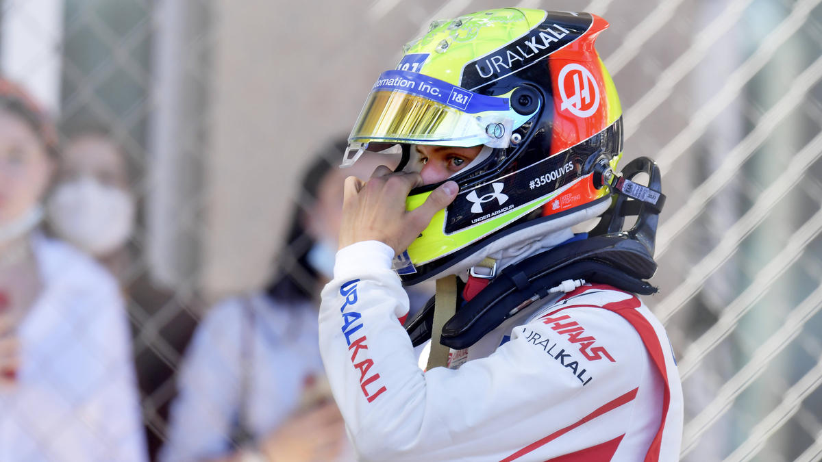 Mick Schumacher verkauft Nachbildung seines Helms