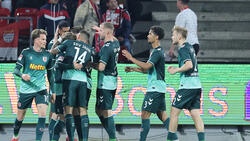 Tim Handwerker (r.) stieg in der abgelaufenen Saison mit dem SSV Jahn Regensburg aus der 2. Bundesliga ab