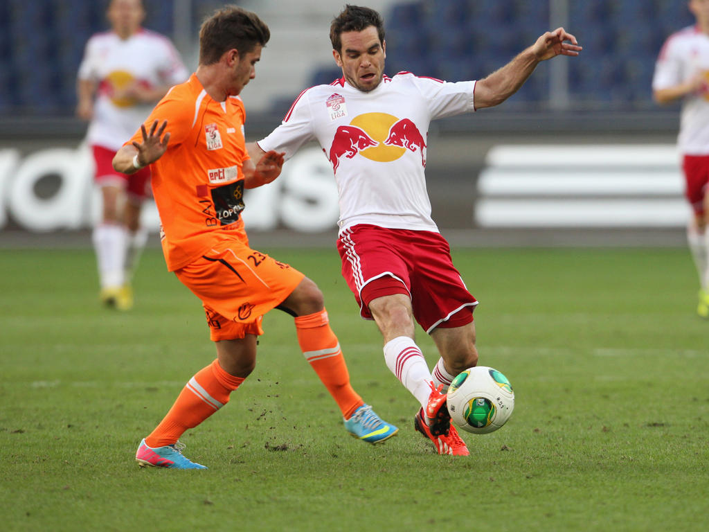 Wolfgang Mair (Liefering) im Duell mit dem Hartberger Daniel Gremsl