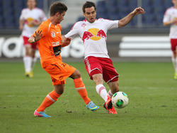 Wolfgang Mair (Liefering) im Duell mit dem Hartberger Daniel Gremsl