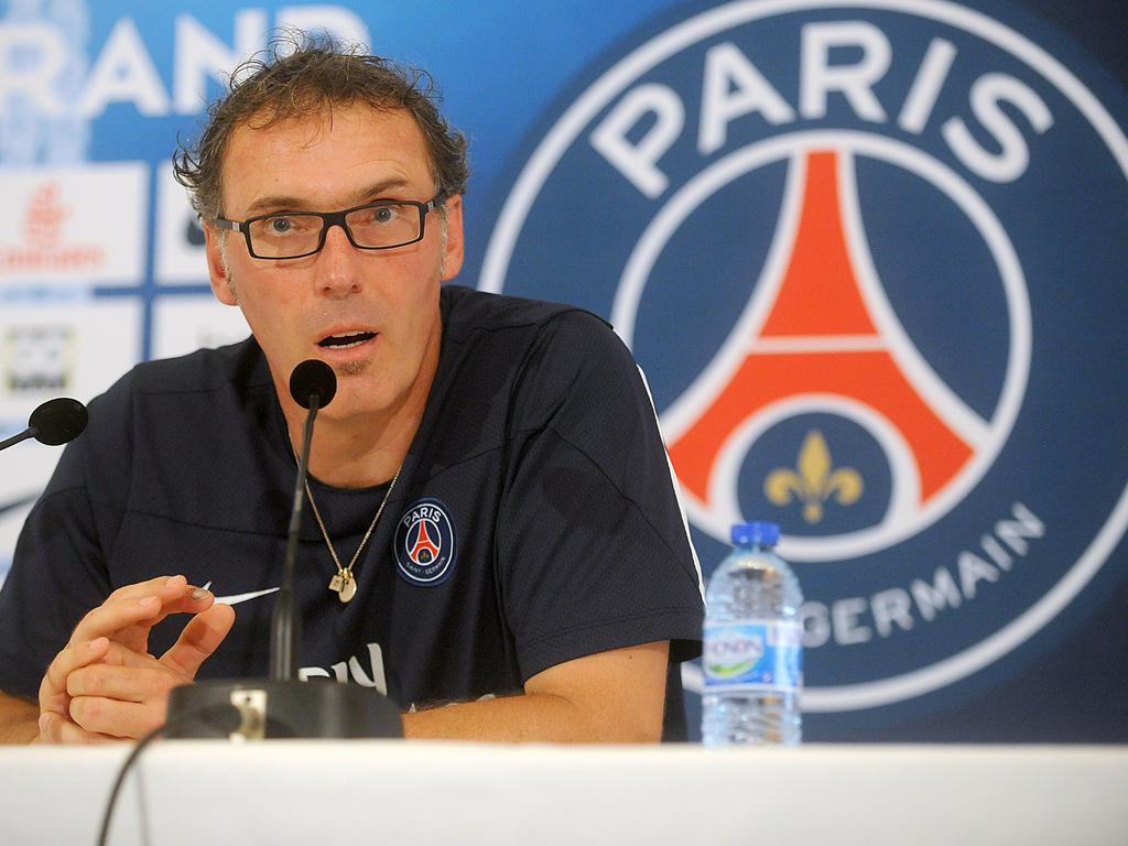Vor Saisonauftakt stellt sich der Trainer von Paris Saint-Germain Laurent Blanc bei einer Pressekonferenz den Fragen der Journalisten (19.7.2013).