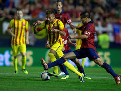 Kaum ein Durchkommen: Neymar (m) und der FC Barcelona taten sich schwer in Pamplona