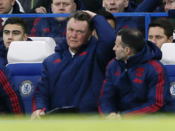Manchester United startte de wedstrijd goed, maar naar mate de wedstrijd vorderde nam Chelsea het heft in handen. Louis van Gaal maakt zich zichtbaar zorgen. (07-02-2016)