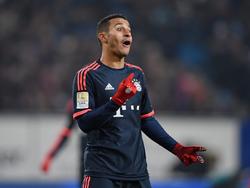 Thiago kan zijn ogen niet geloven tijdens het competitieduel Hamburger SV - Bayern München. (22-01-2016)