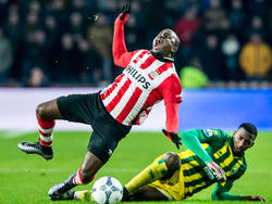 Dion Malone (r.) begaat aan het begin van de wedstrijd PSV - ADO Den Haag een harde overtreding op Jetro Willems (l.). (27-02-2016)