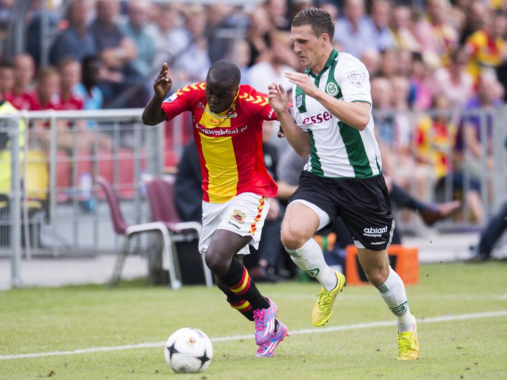 Lesly de Sa (l.) duelleert tijdens Go Ahead Eagles - FC Groningen met Yoëll van Nieff. (10-8-2014)