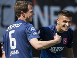 Wout Brama (l.) viert samen met Dušan Tadić (r.) de 1-3 van de Serviër tijdens NEC - FC Twente. (27-04-2014)