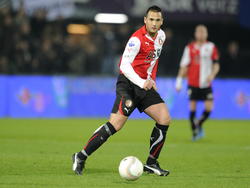 Jhon van Beukering heeft de bal tijdens het competitieduel Feyenoord - De Graafschap. (22-01-2011)