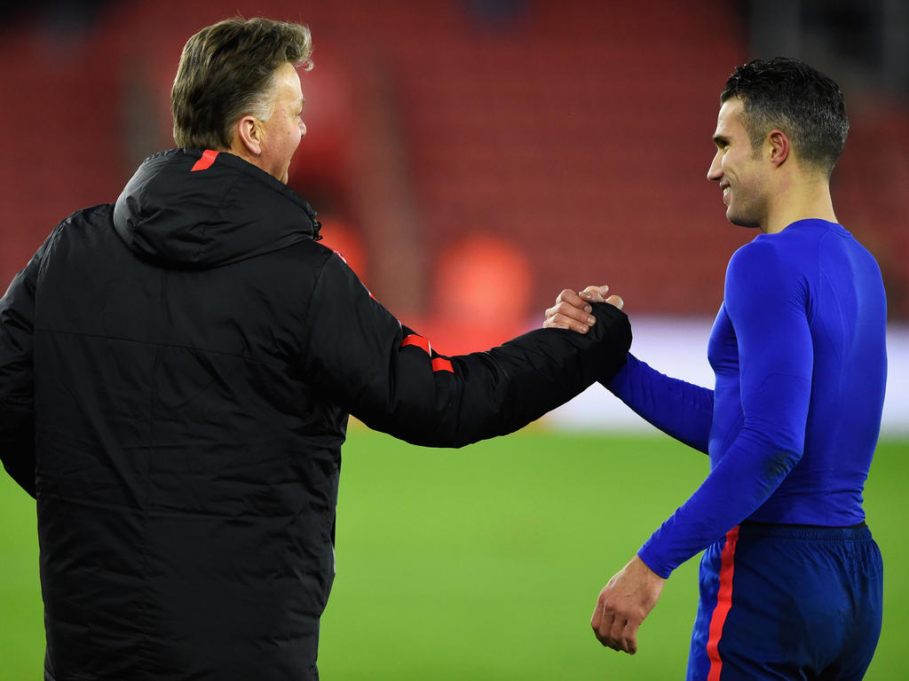 Louis van Gaal (l.) bedankt Robin van Persie (r.) voor zijn twee gescoorde goals die zorgden voor de overwinning van Manchester United op bezoek bij Southampton in de Premier League. (08-12-14)