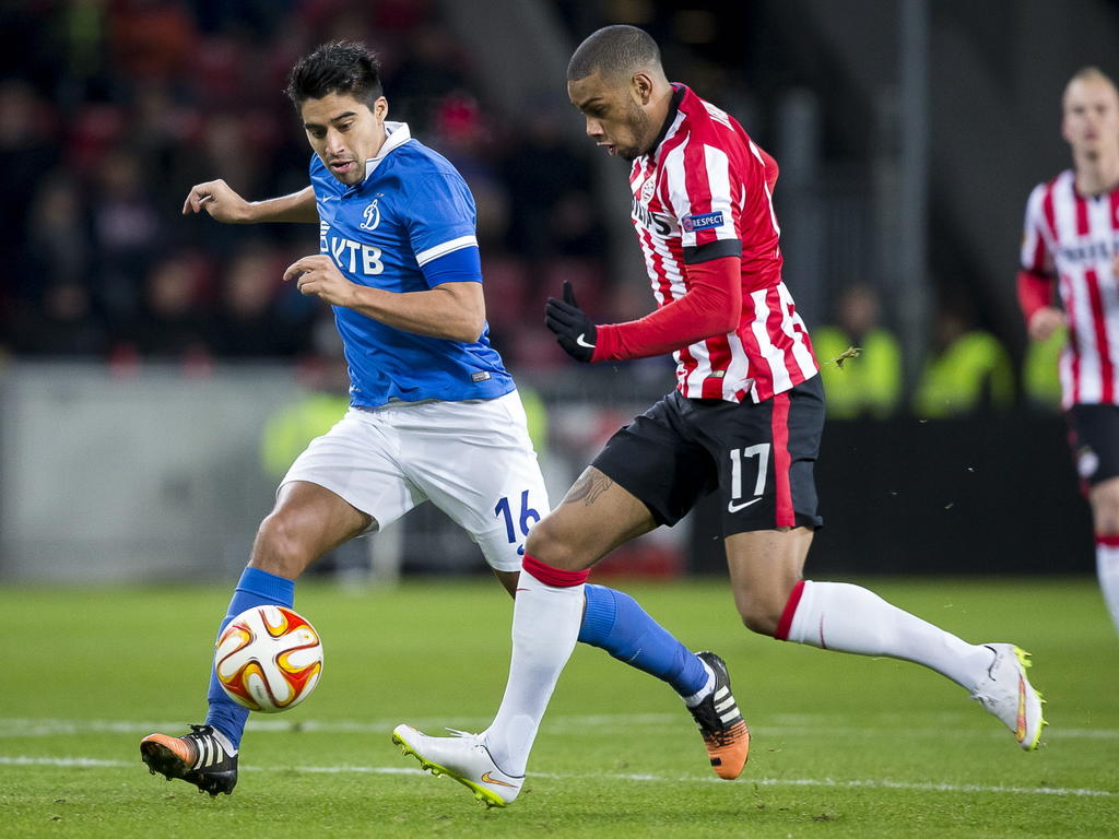 Jürgen Locadia (r.) probeert op snelheid Christian Noboa af te troeven tijdens PSV - Dinamo Moskou. (11-12-2014).