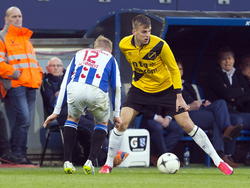 Doke Schmidt (l.) maakt zich op om de bal van Mats Seuntjens af te pakken. De aanvaller van NAC Breda speelt onverwachts toch tegen sc Heerenveen, omdat Erik Falkenburg afhaakt in de warming-up. (04-04-2015)