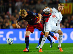 ... zwischen Ivan Rakitić (l.) vom FC Barcelona und dem Leverkusener Christoph Kramer (29.09.2015).
