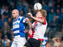 Dirk Kuyt (r.) is sterker in de lucht dan zijn tegenstander van De Graafschap: Bryan Smeets (l.). (04-10-2015)